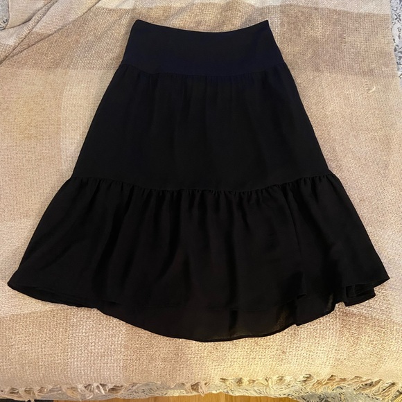 Banana Republic Black Midi Skirt - Size 4 - Picture 3 of 6